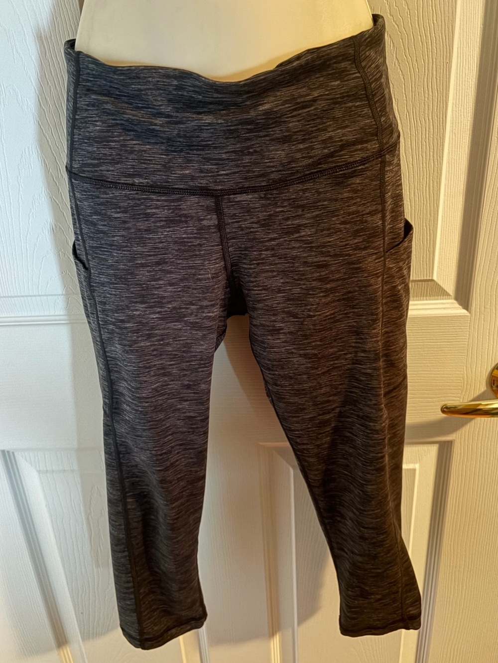 🛍️ Capri High Waist Leggings Yoga Pants with Pockets - Charcoal Grey - Medium